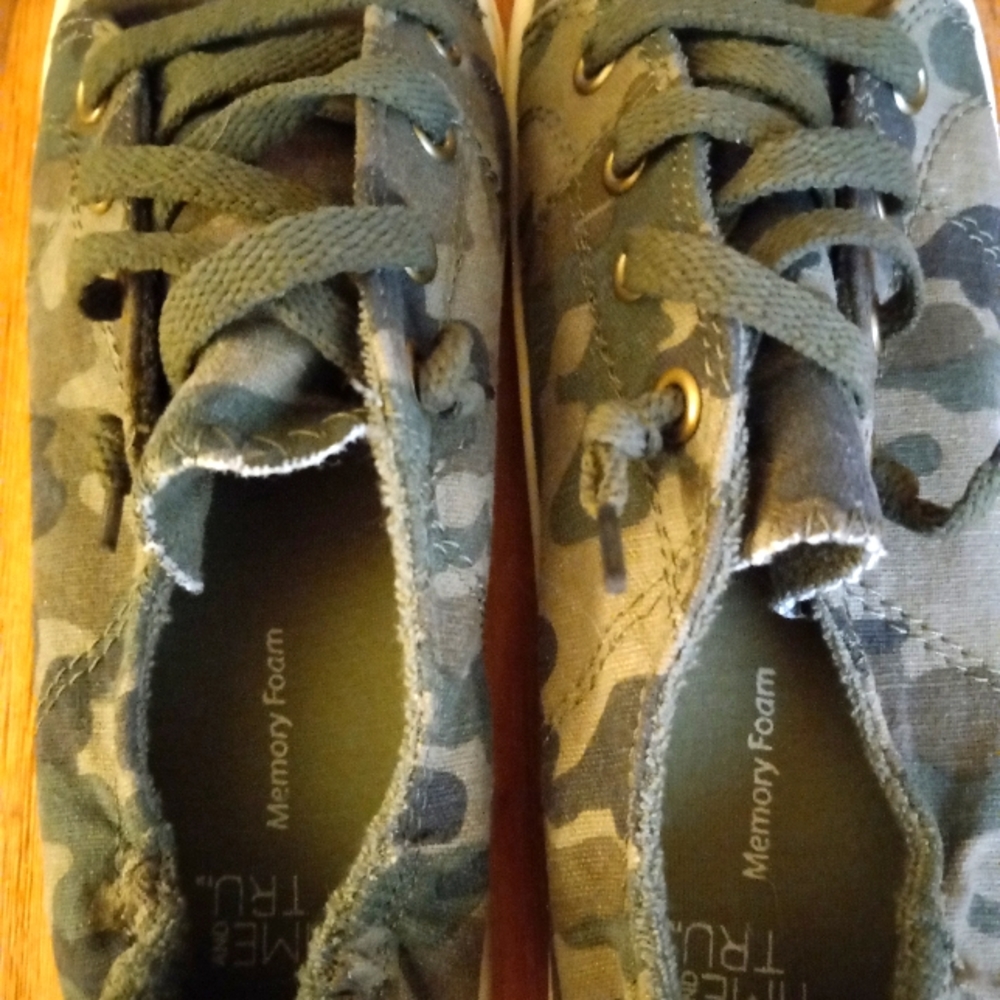 Time and True womens camo sneakers size 6. Memory Foam insoles.